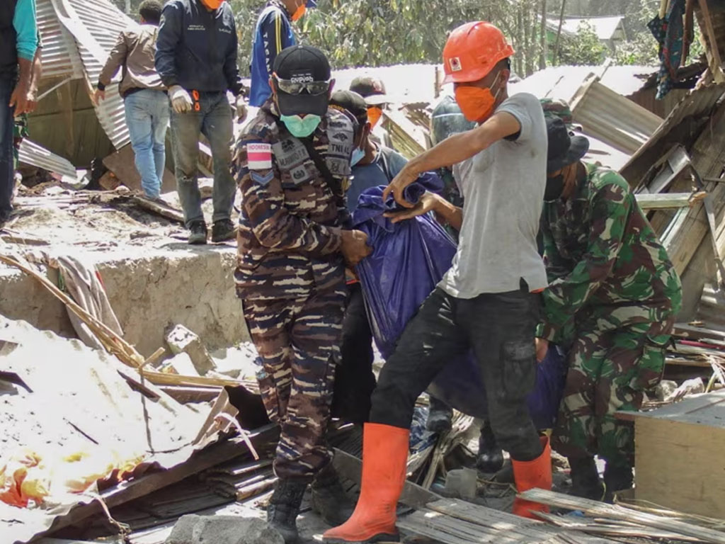 Sedikitnya 10 Orang Tewas Akibat Letusan Gunung Lewotobi Laki-laki di NTT