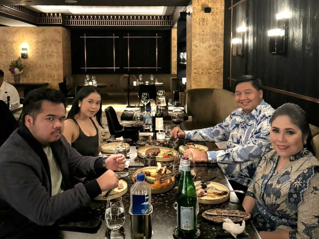 Di Tengah Kesibukannya, Menteri Maruarar Sirait Sempatkan Makan Malam Bersama dengan Keluarga