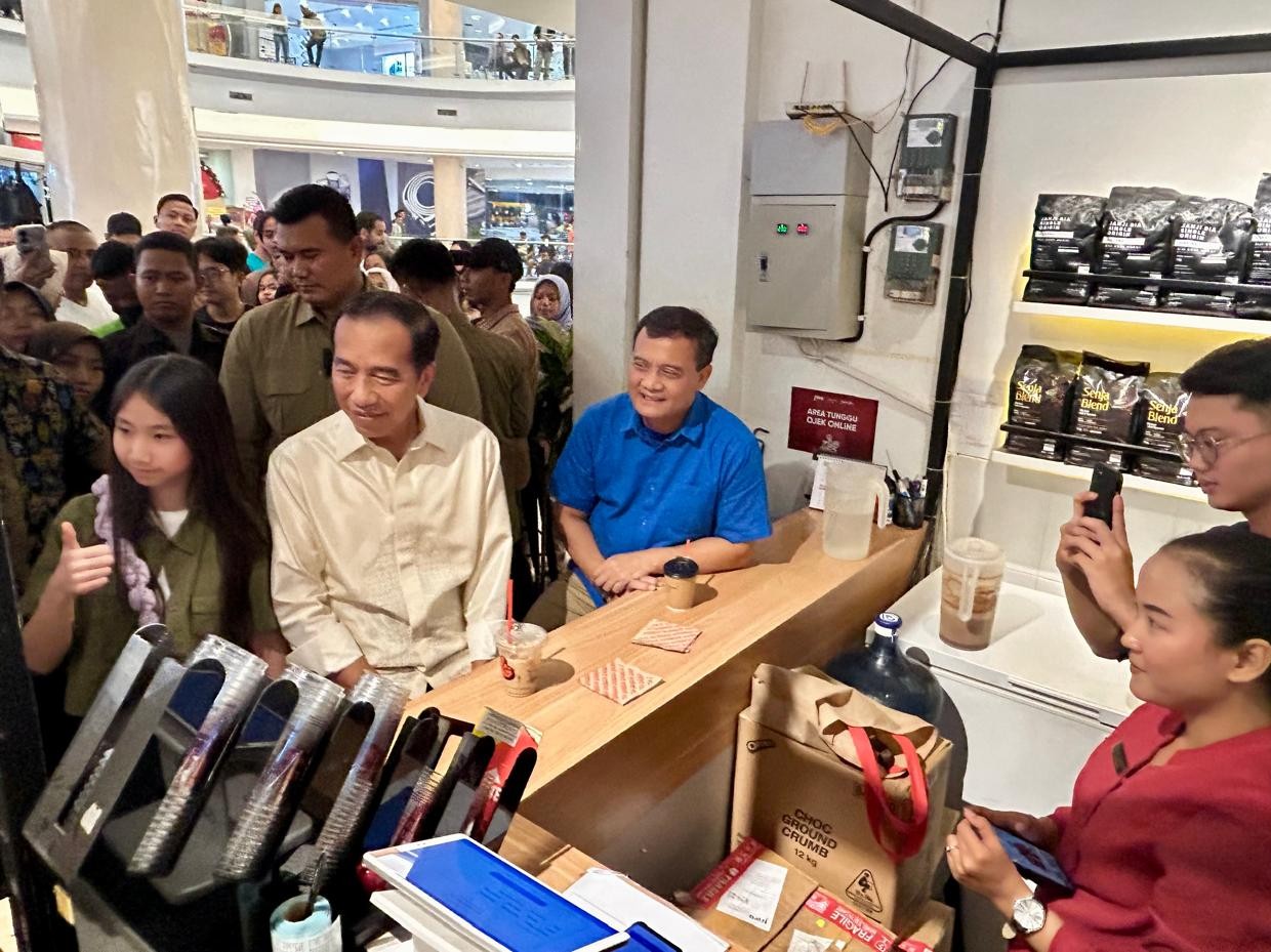 Jokowi dan Luthfi Nikmati Ngopi di Rita Super Mall, Pengunjung Berdatangan