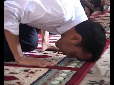 Jokowi Salat Jumat di Masjid Kecil Gang Sempit, Warga Kaget Refleks Menyalaminya