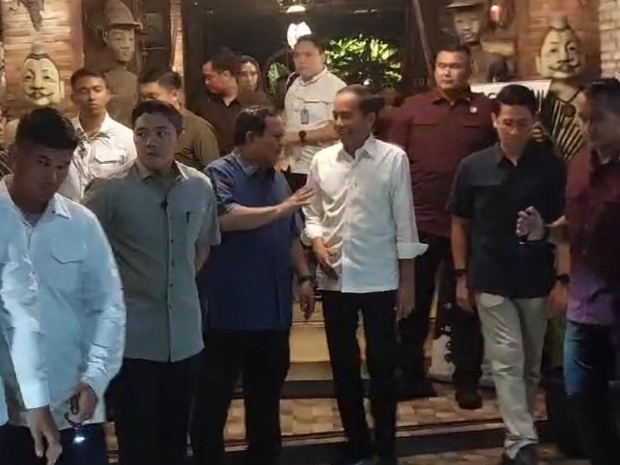 Jokowi Tetap Mengenakan Kemeja Putih Pasca Purnatugas