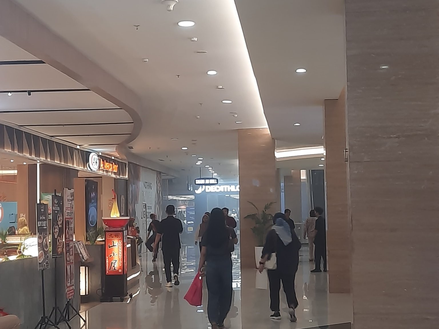 Kebakaran Pakuwon Mall: Satu Unit Damkar Dikerahkan, Pengunjung Dievakuasi