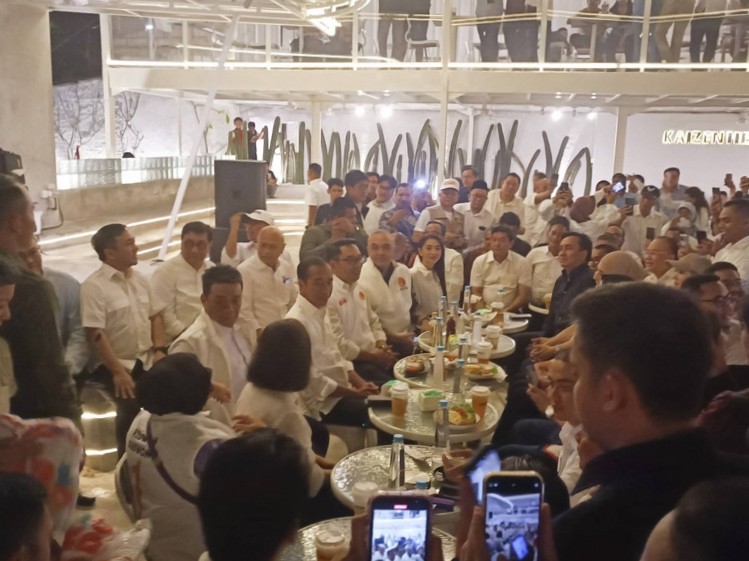 Pertemuan Hangat Jokowi dan Ridwan Kamil di Kafe Kaizen