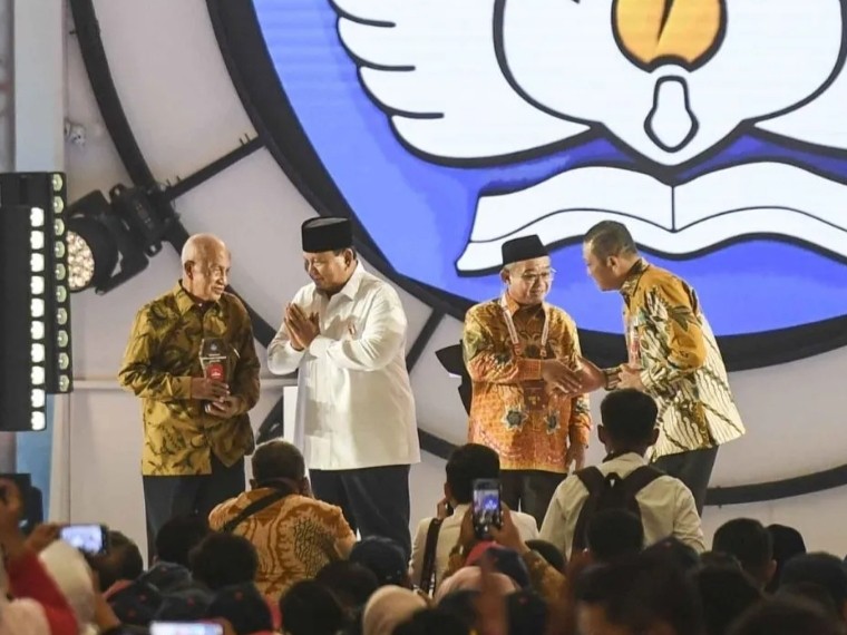 Presiden Prabowo Berikan Penghargaan ‘Anugerah Guru Hebat 2024’ kepada Melan Achmad dan Kuswanto