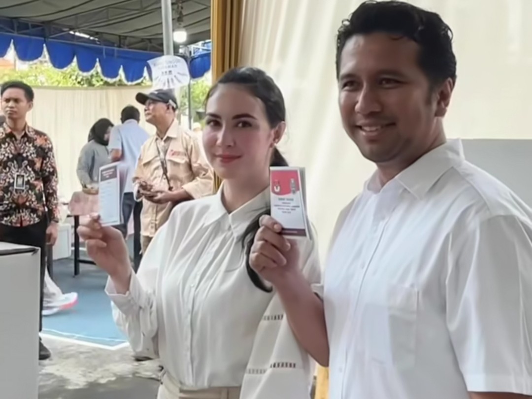 Senyum Ramah dan Kemeja Putih: Emil Dardak dan Arumi Bachsin di Pilkada 2024