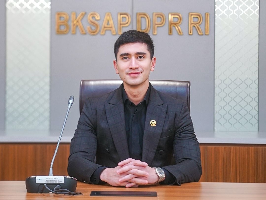 Verrell Bramasta Curi Perhatian di Raker DPR: Kemampuan Public Speaking yang Mengesankan