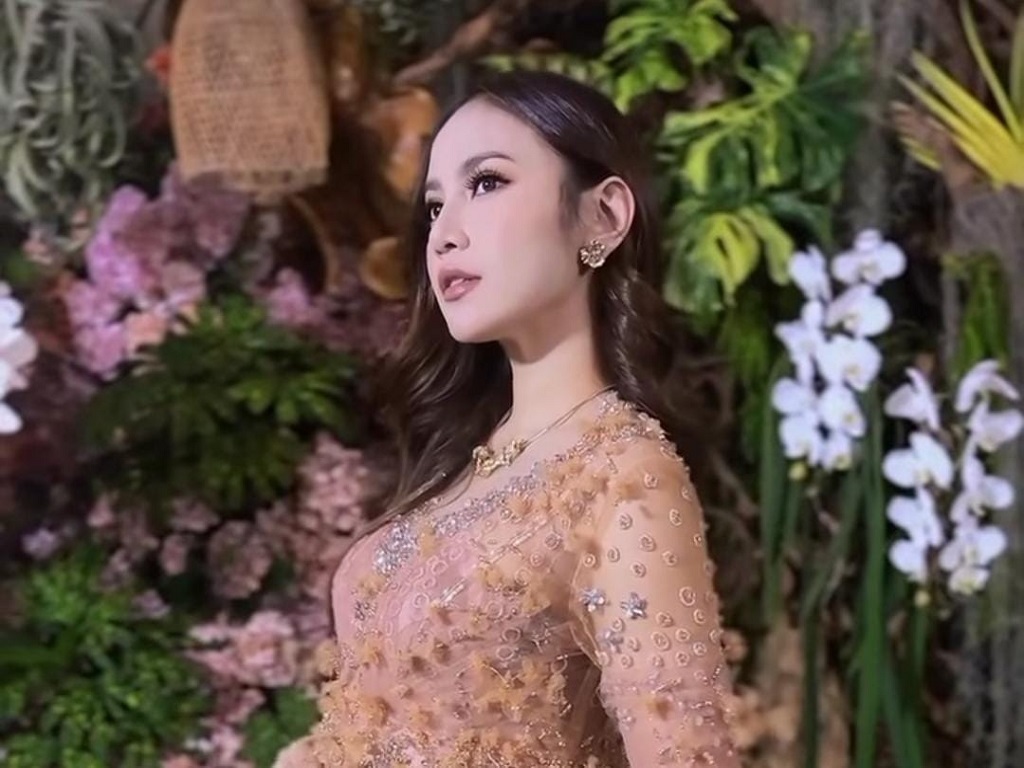 Mahalini Tampil Cantik Berkebaya Nan Anggun di Acara Syukuran Kehamilan Pertamanya