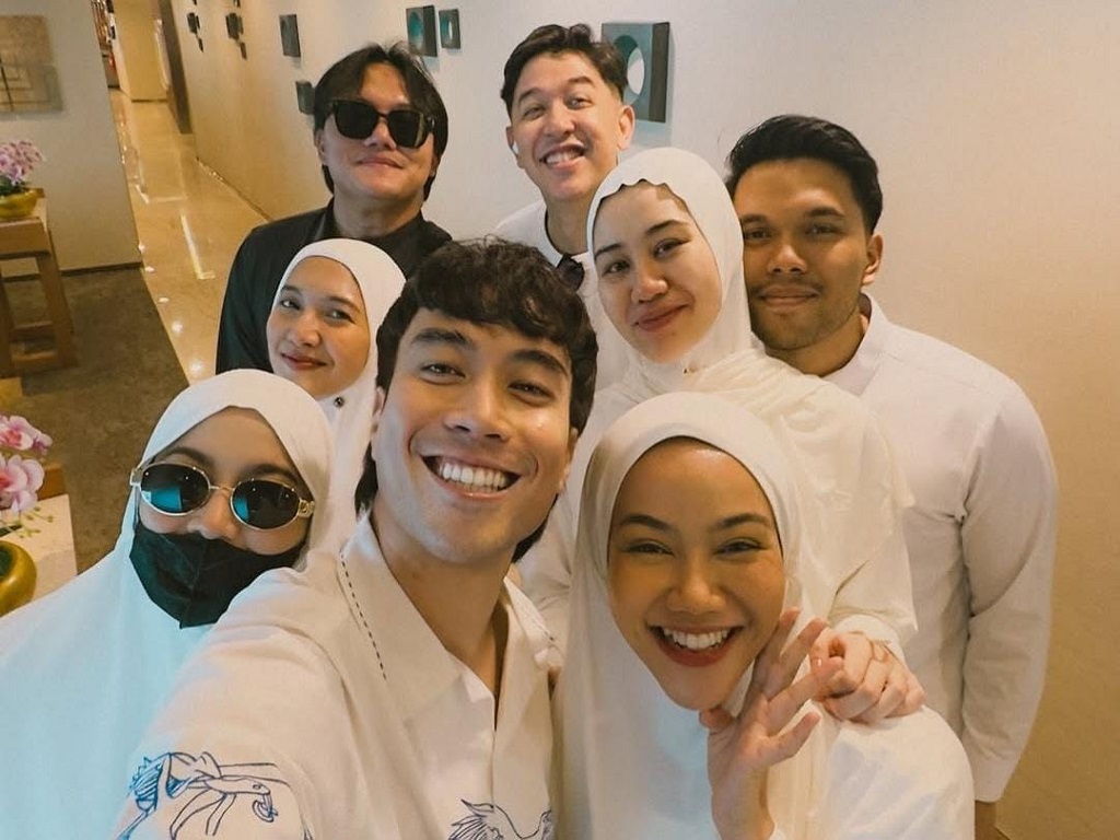 Potret Mahalini Pakai Hijab Saat Berangkat Umrah Banjir Pujian