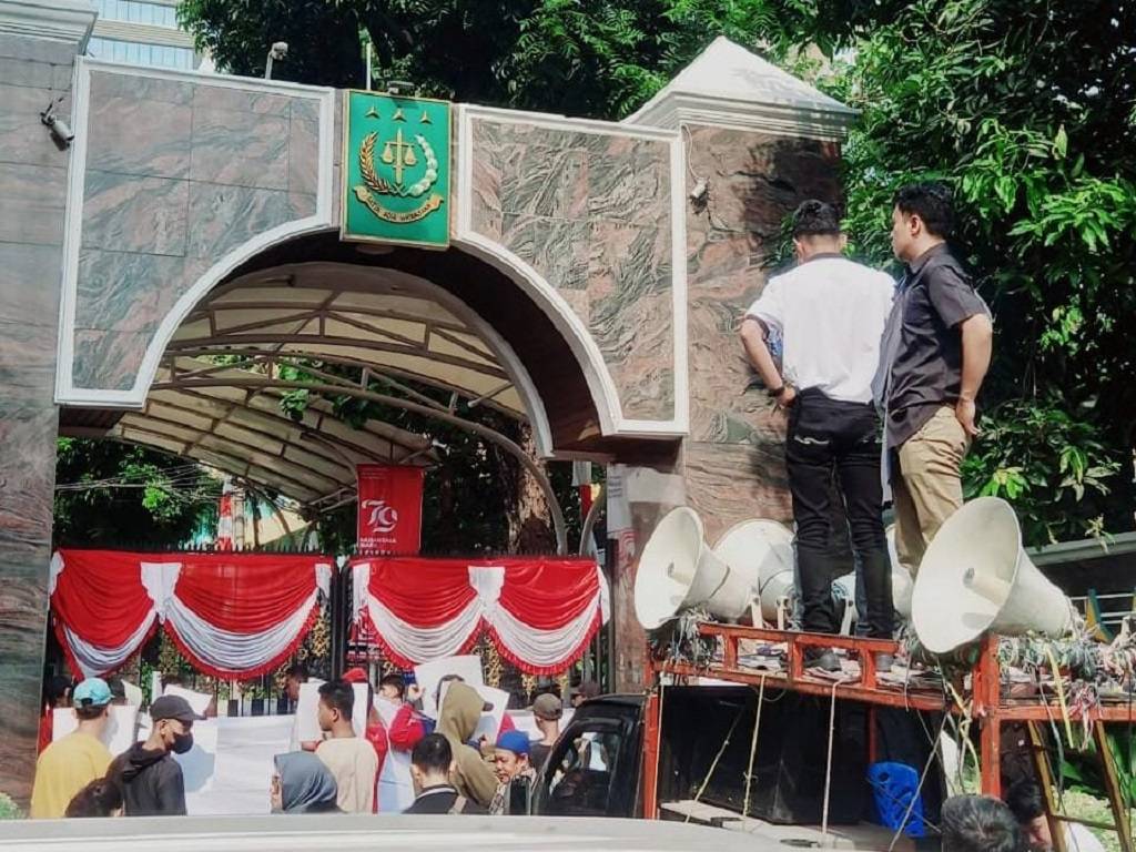 Amal Jakarta Gelar Aksi Unjuk Rasa di Depan Kejagung RI, Minta Tindak Tegas Bupati Way Kanan