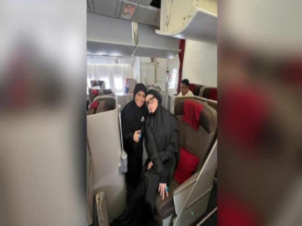 Penampilan Cantik Alyssa Daguise Pakai Hijab saat Umrah Tuai Pujian