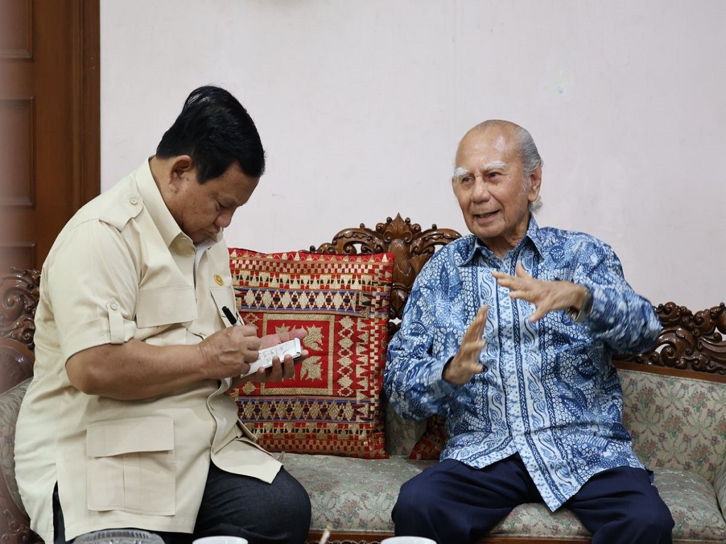 Presiden Prabowo Terlihat Serius Catat Pesan dari Mantan Menteri Emil Salim