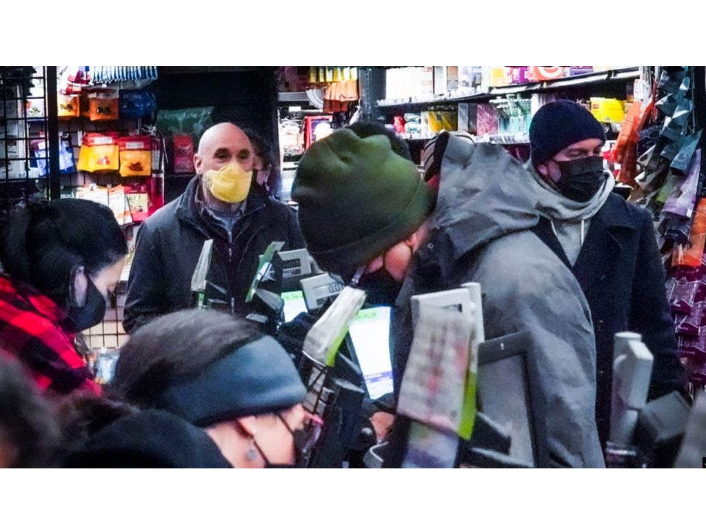 Perdebatan Memanas di New York Soal Larangan Pakai Masker