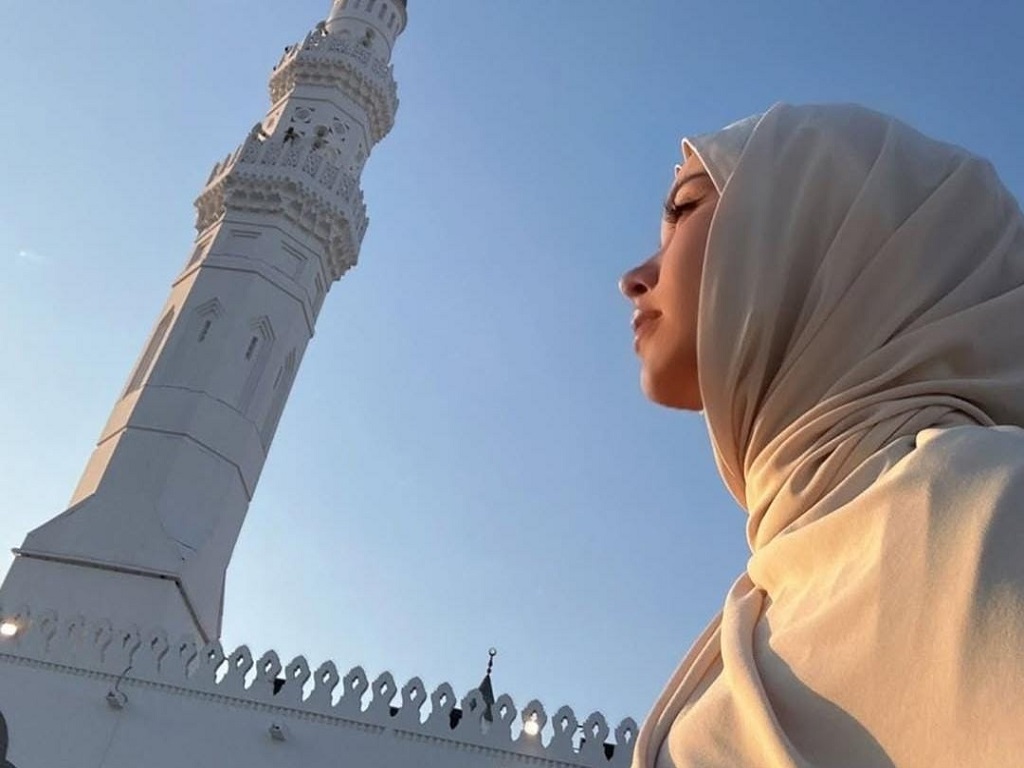 Al Ghazali Posting Foto Cantik Alyssa Daguise yang Sedang Jalani Ibadah Umrah