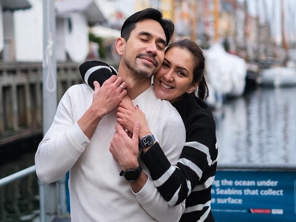 Darius Sinathrya Perlihatkan Aksi Mesra Nan Romantis Bersama Sang Istri, Donna Agnesia