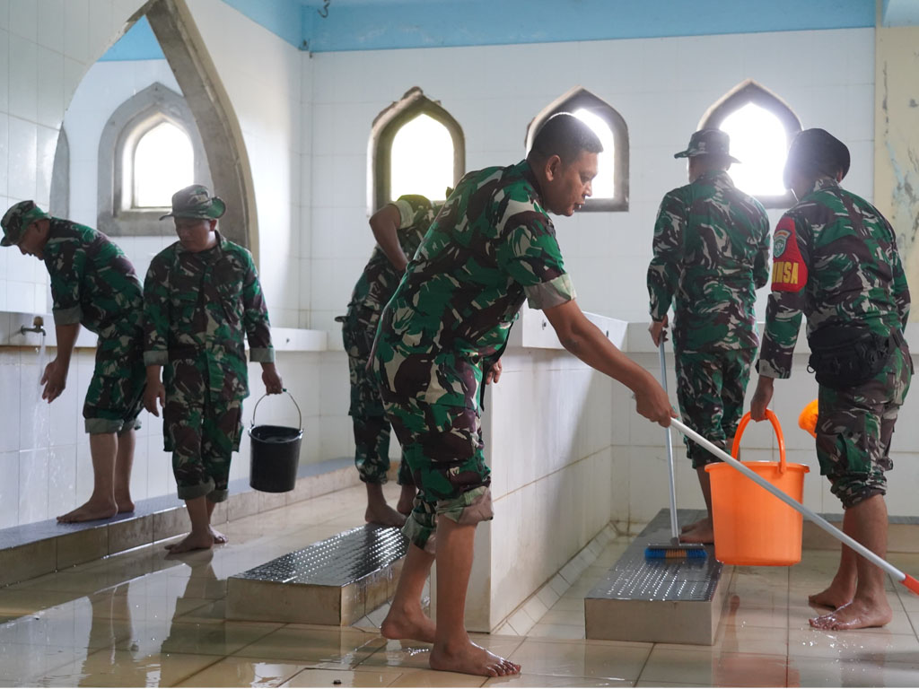Danrem 011 Lilawangsa Kol Inf Ali Imran Kerahkan 500 Personel TNI AD Bersihkan Masjid Agung Islamic Lhokseumawe