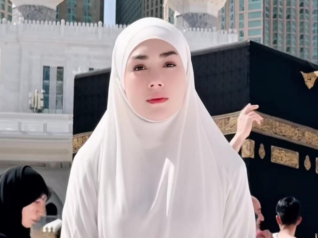 Umrah Pertama Kali Usai Umrah, Celine Evangelista Menangis saat Cium Ka\'bah