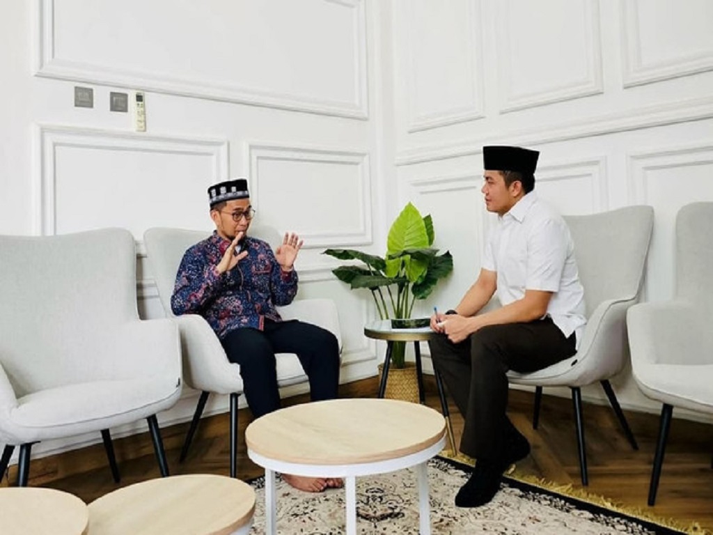 Mayor Teddy Bertemu Ustaz Adi Hidayat,  Menimba Ilmu hingga Bertukar Peci