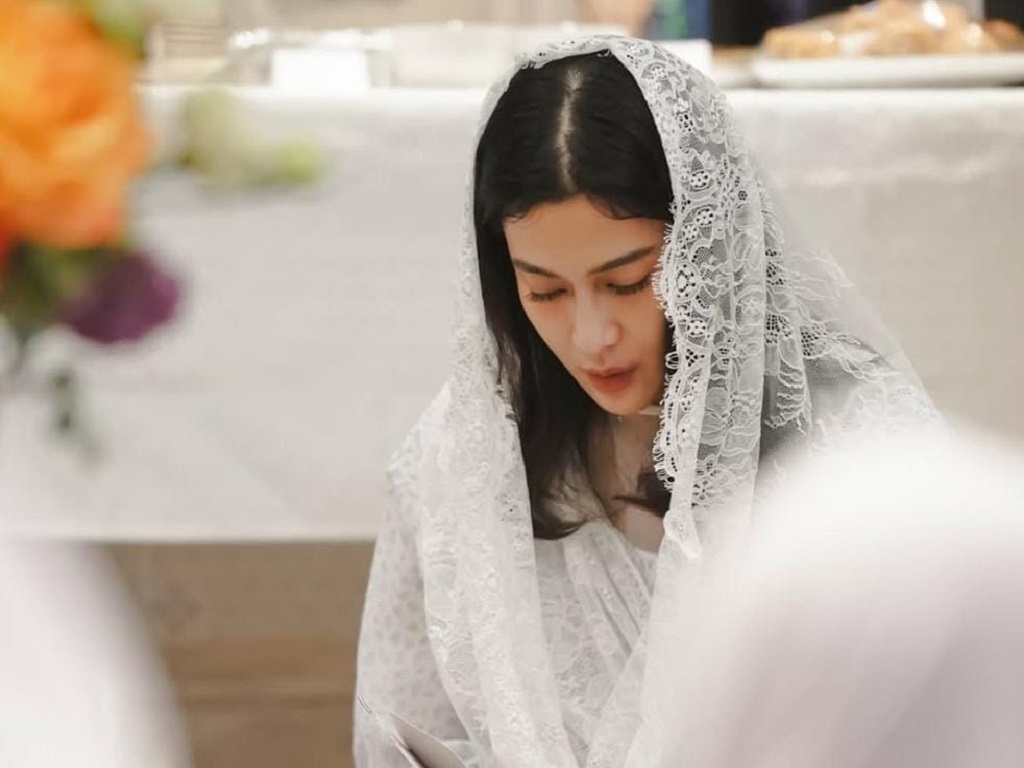 Dian Sastro Tampil Cantik Berkerudung saat Rayakan Ultah ke-43 di Bulan Ramadan
