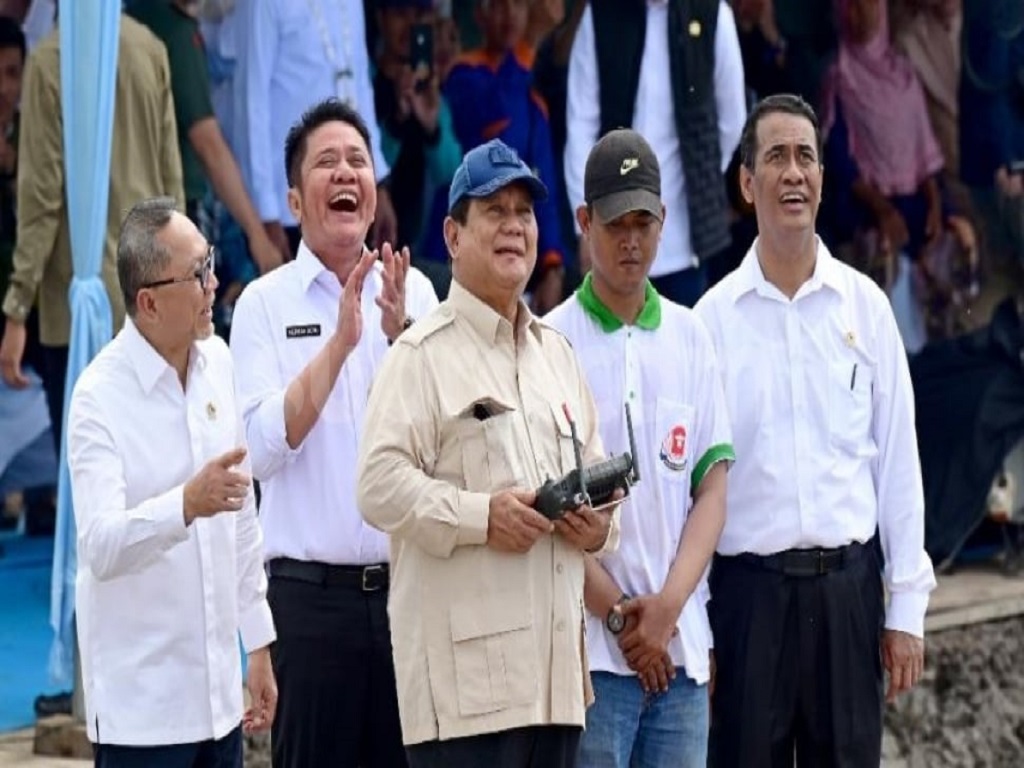 Pertama Kali Mengendalikan Drone untuk Menebarkan Benih, Prabowo: Kaget Juga Saya