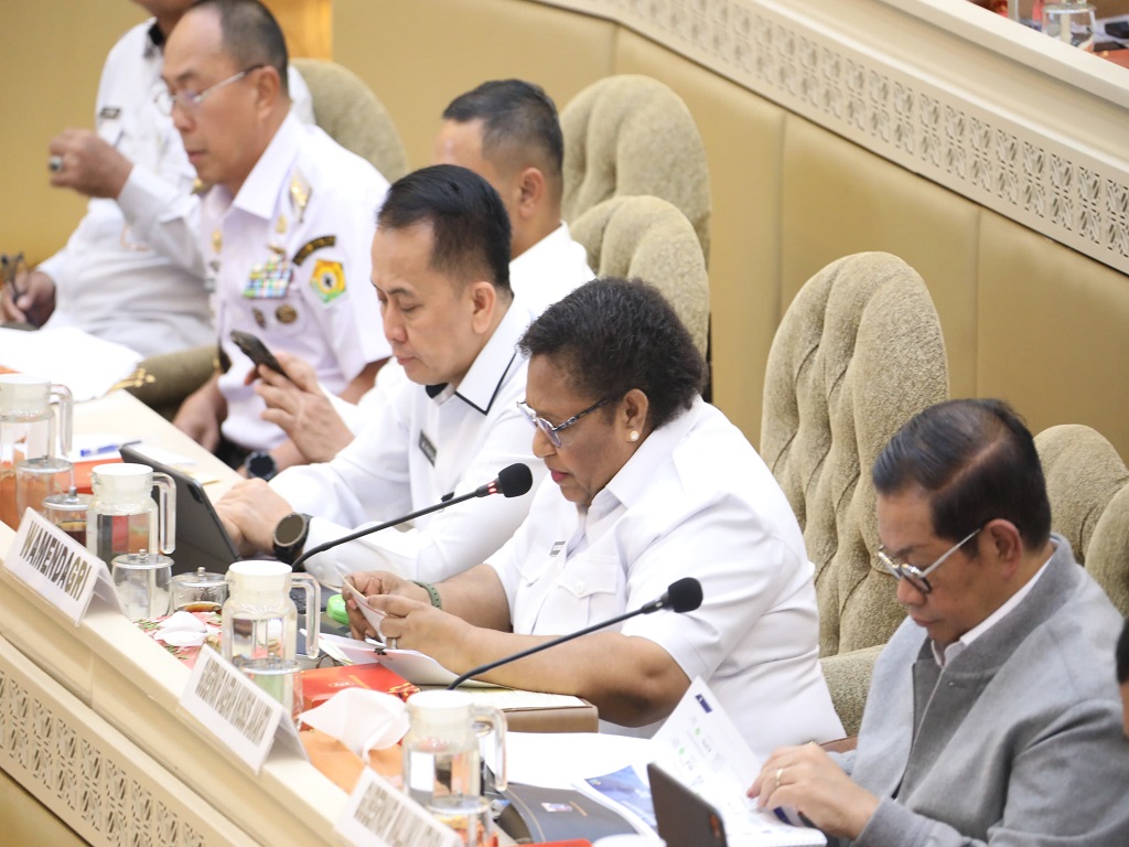 Hadiri RDP bersama Komisi II DPR RI, Wamendagri Ribka Sampaikan Langkah Kemendagri Lakukan Binwas kepada Pemda