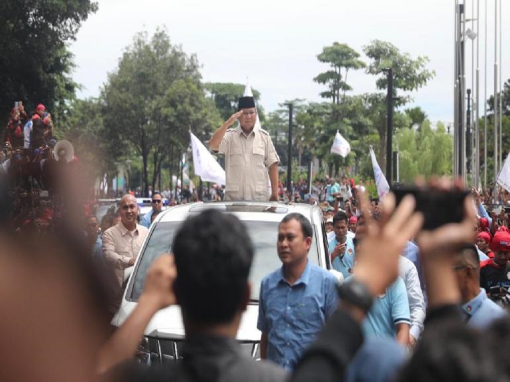 Presiden Prabowo Hadiri May Day 2025 di Monas, Langsung Salami Para Buruh