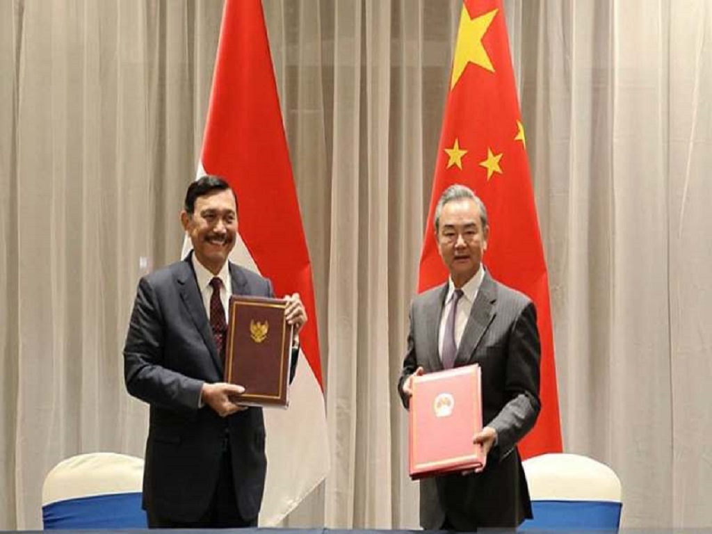 Bertemu Menlu China Wang Yi, Luhut Bahas Kerja Sama Strategis Ekonomi