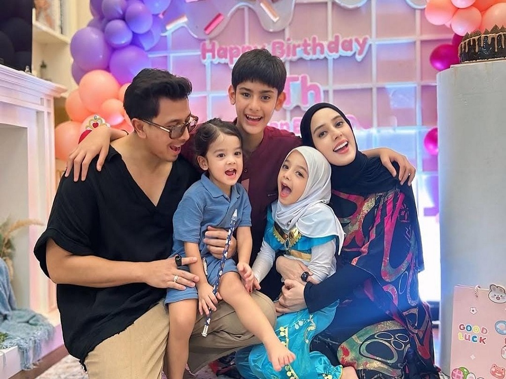 Rayakan Anniversary, Fairuz A Rafiq dan Sonny Septian Ajak Anak-anak Umrah