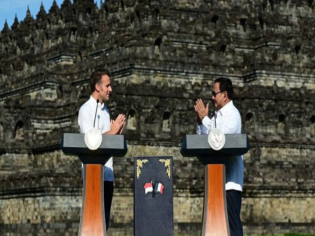 Presiden Macron Pilih Jalan Kaki ke Puncak Borobudur