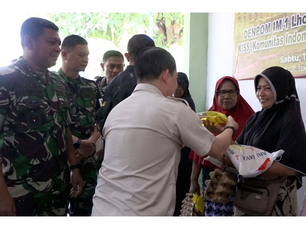 Danrem 011 Lilawangsa Kol Inf Ali Imran Bagikan Sembako kepada Ratusan Warga Kota Lhokseumawe