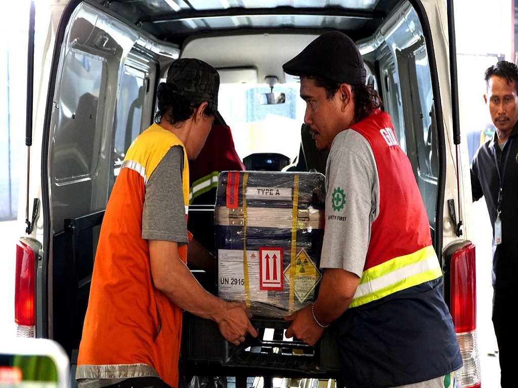 Kolaborasi Bio Farma dan Garuda Indonesia: Perkuat Ketahanan Kesehatan Nasional Pengiriman Perdana FloDeg ke RSUP Surabaya