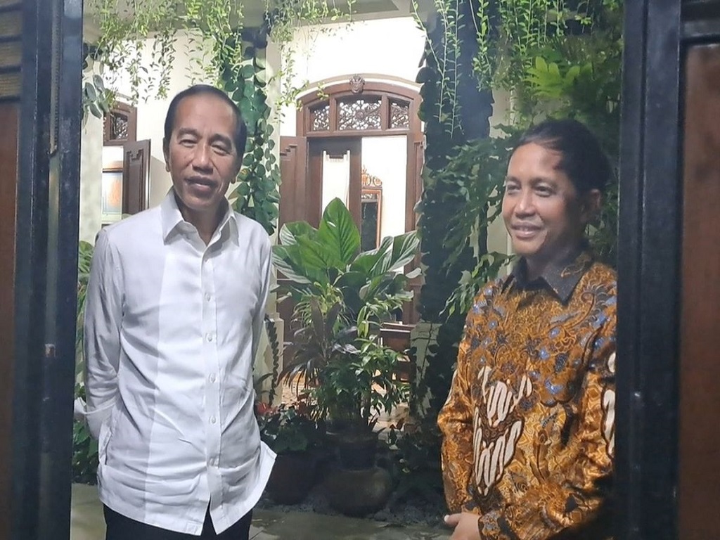 Temui Jokowi di Solo, Raja Juli Beri Topi PSI