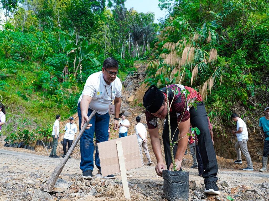 Lewat Program “Orang Tua Asuh Pohon”, PLN Icon Plus Dukung Mitigasi Perubahan Iklim di Desa Wirogomo
