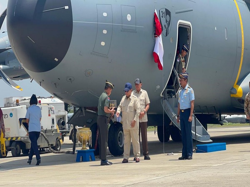 Prabowo Serahkan Kunci Pesawat Angkut Airbus A400M kepada Panglima TNI