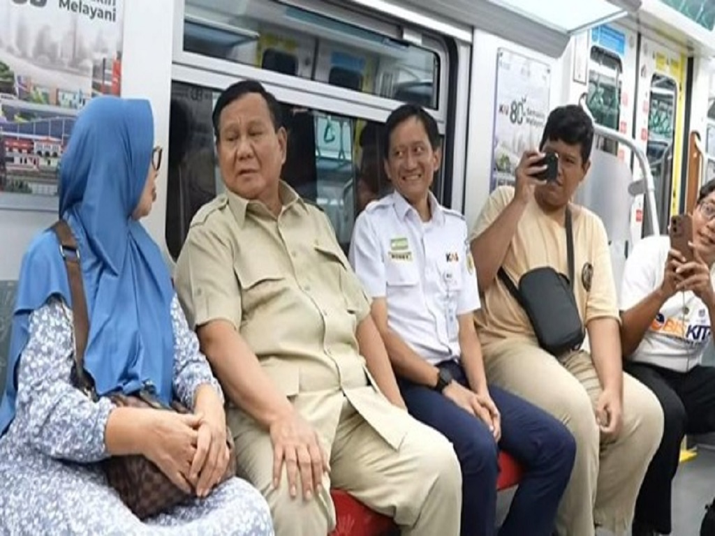 Presiden Prabowo Naik KRL dari Stasiun Manggarai ke Stasiun Tanah Abang