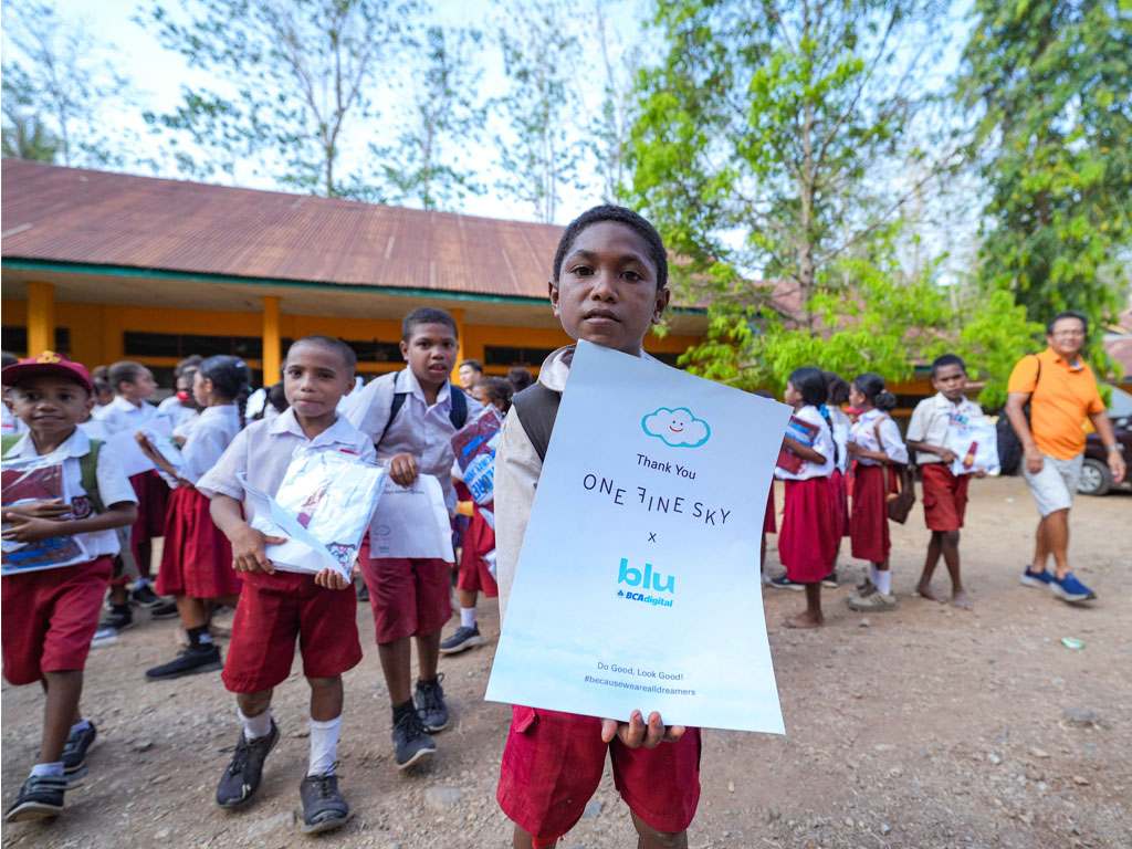 BCA Digital Donasikan 650 Seragam Sekolah dan Dukung Literasi Finansial untuk Siswa-siswi Alor di NTT