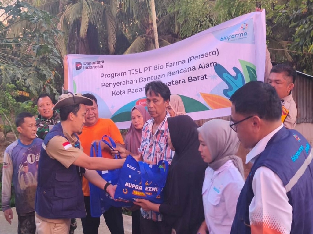 Bio Farma Group Salurkan Bantuan untuk Korban Banjir Bandang dan Tanah Longsor di Sumatera Barat