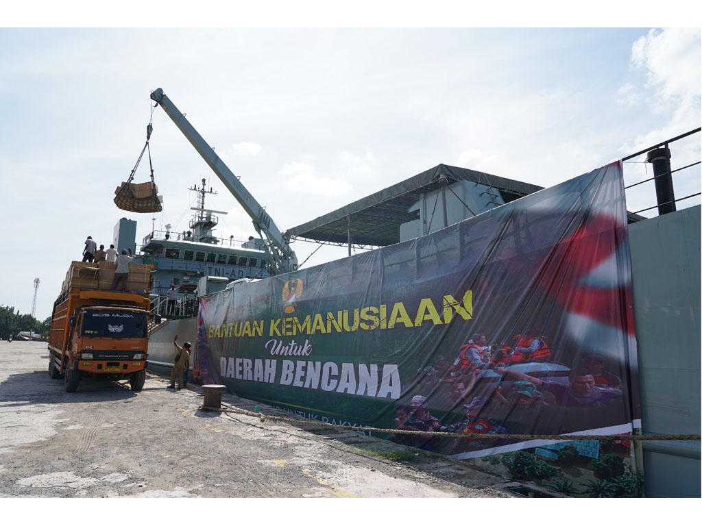 Kasad Jenderal TNI Maruli Simanjuntak Kerahkan Kapal ADRI LII Bawa Logistik dan Alat Berat ke Aceh
