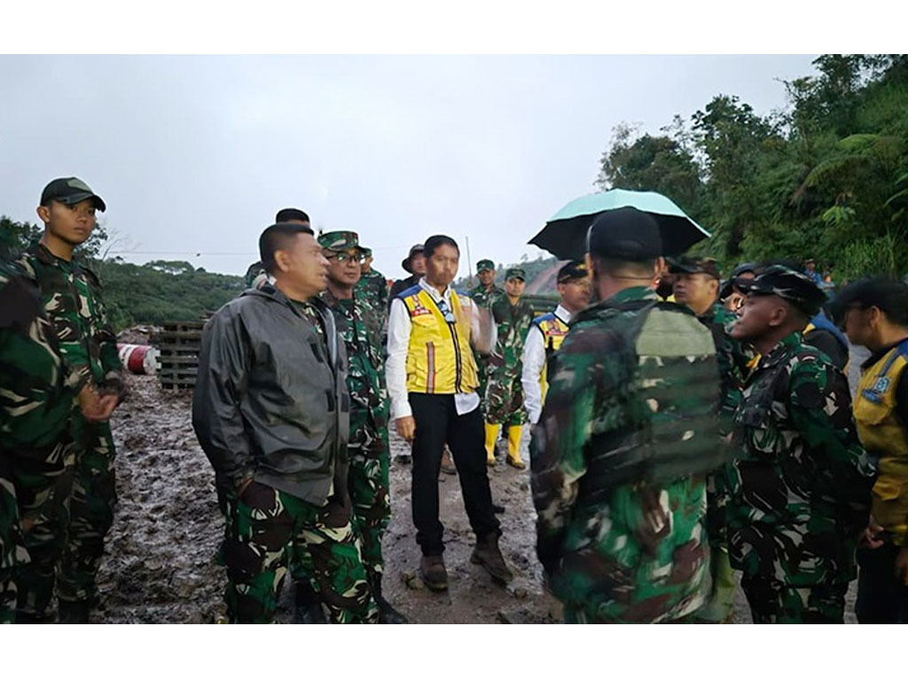 Prajurit TNI Kebut Pembangunan Jembatan Bailey Kabupaten Bener Meriah di Aceh dengan Kerja Siang dan Malam