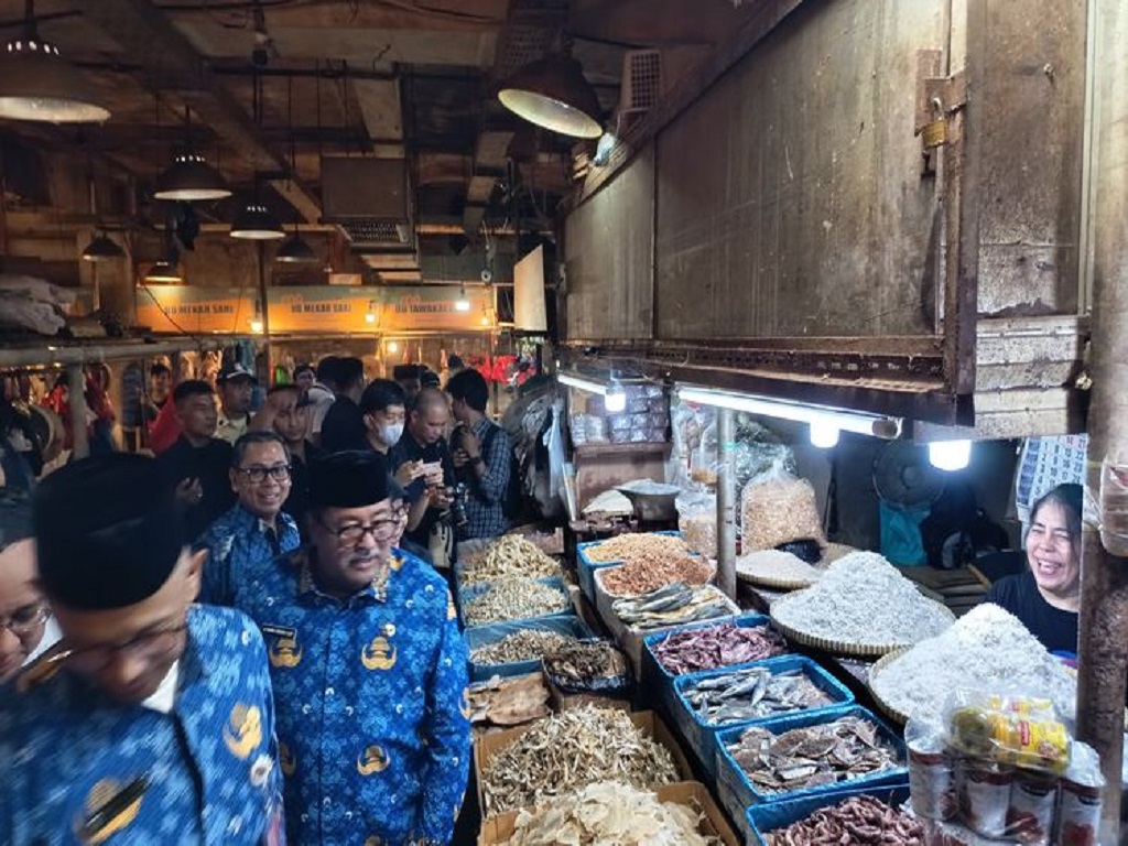 Rano Karno Cek Stok Pangan di Pasar Senen Jelang Nataru