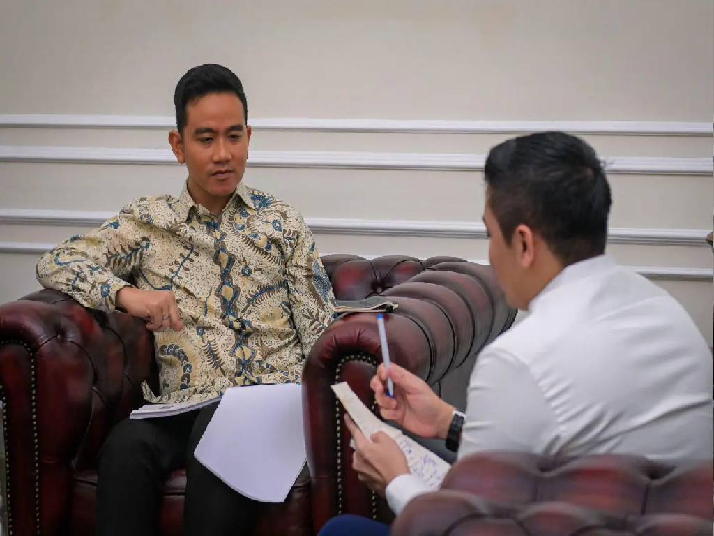 Seskab Teddy Silaturahmi Idul Fitri ke Wapres Gibran di Istana