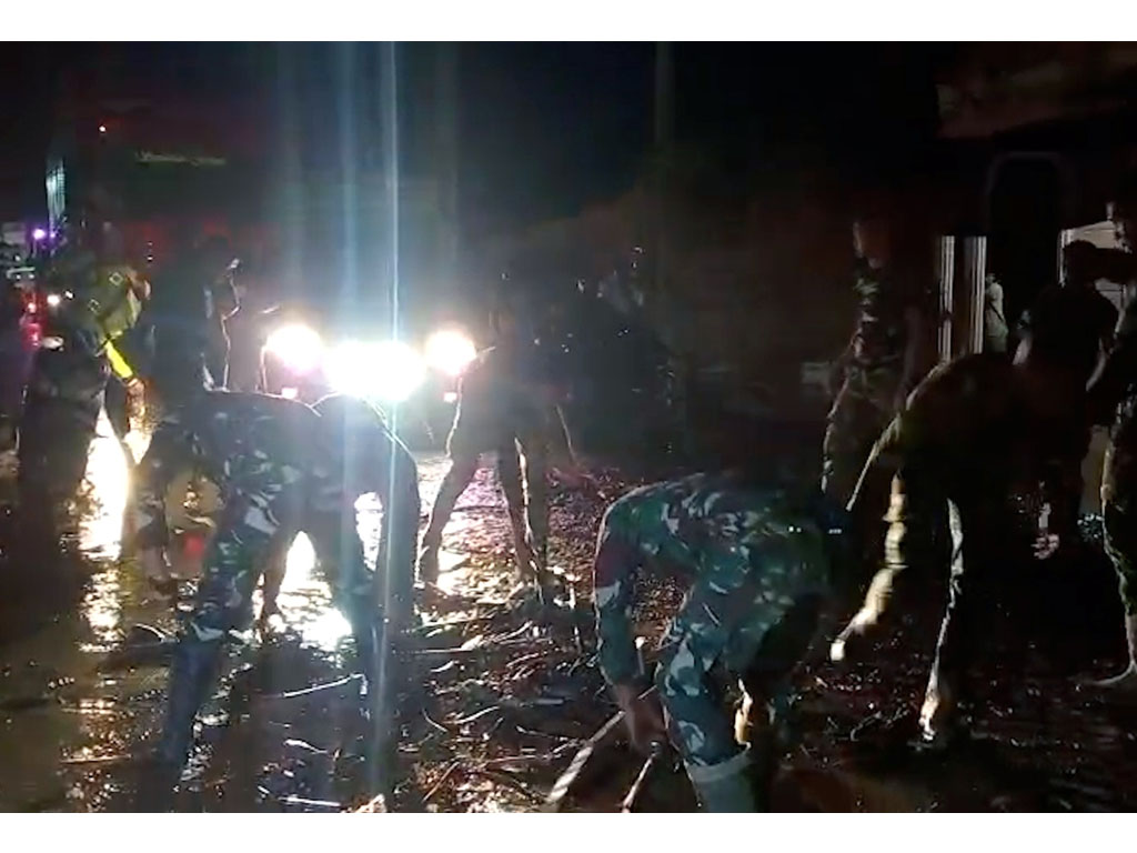 Danrem Lilawangsa Brigjen TNI Ali Imran Kerahkan Personel TNI Bantu Warga Terdampak Banjir di Pidie Jaya