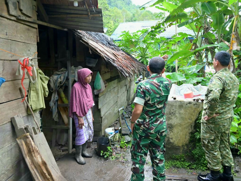 Kodim 0102 Pidie Bedah Rumah Reot Nenek Siti Hawa di Tangse di Aceh