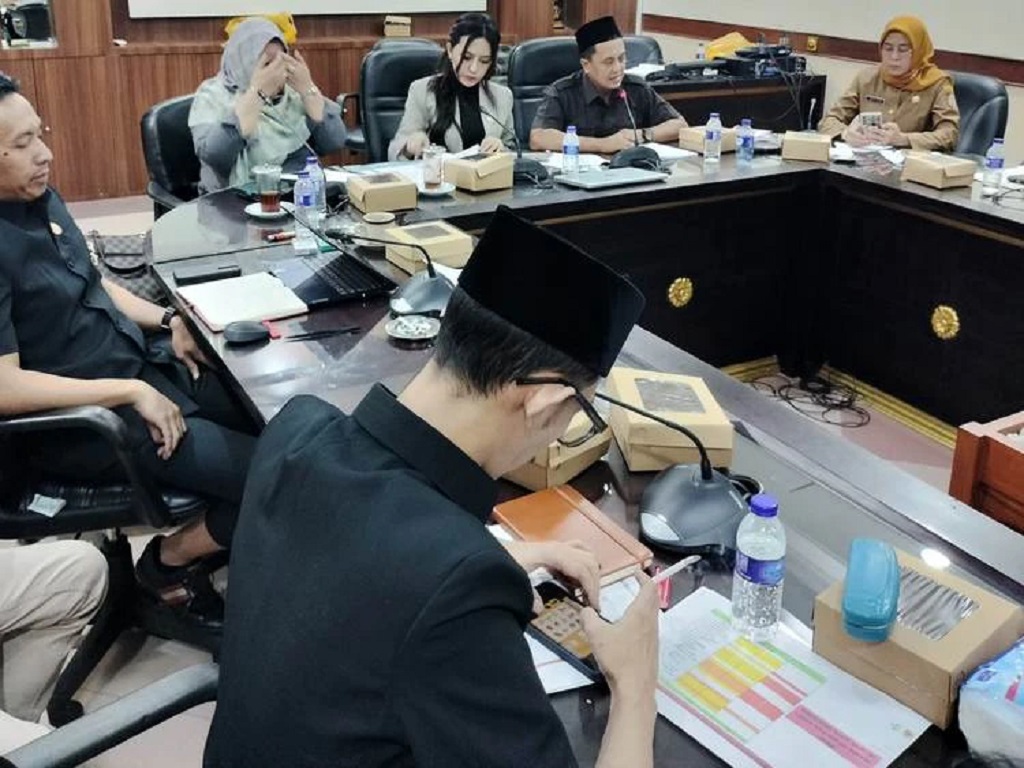 Gerindra Akan Sidang Anggota DPRD Jember yang Merokok-Main Game Saat Rapat