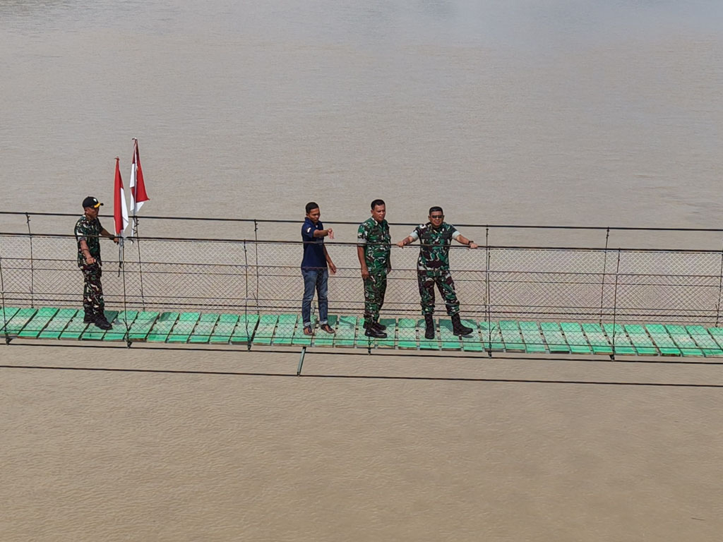Danrem 011 Lilawangsa Brigjen Ali Imran Tinjau Jembatan Gantung di Aceh Tamiang Terpanjang di Indonesia