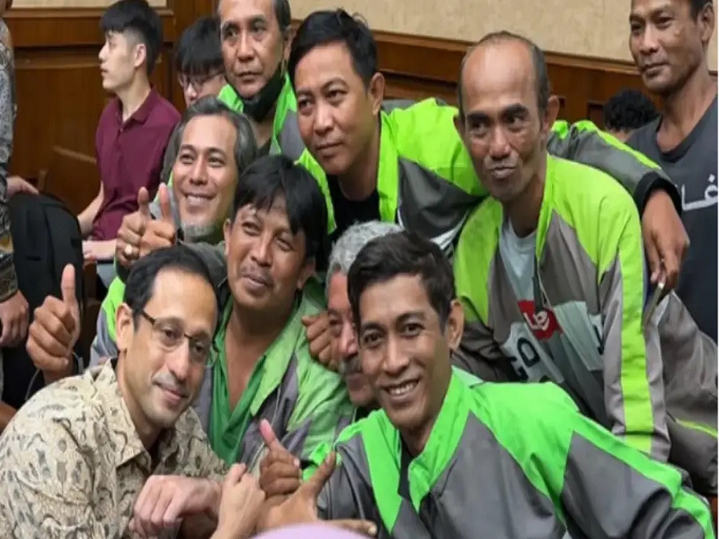 Sopir Ojol Hadir Beri Dukungan Jelang Sidang Pleidoi Nadiem Makarim