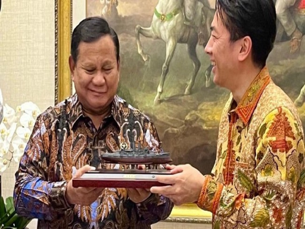 Menhan Jepang Bertemu Presiden Prabowo, Beri Replika Kapal Perang Mikasa