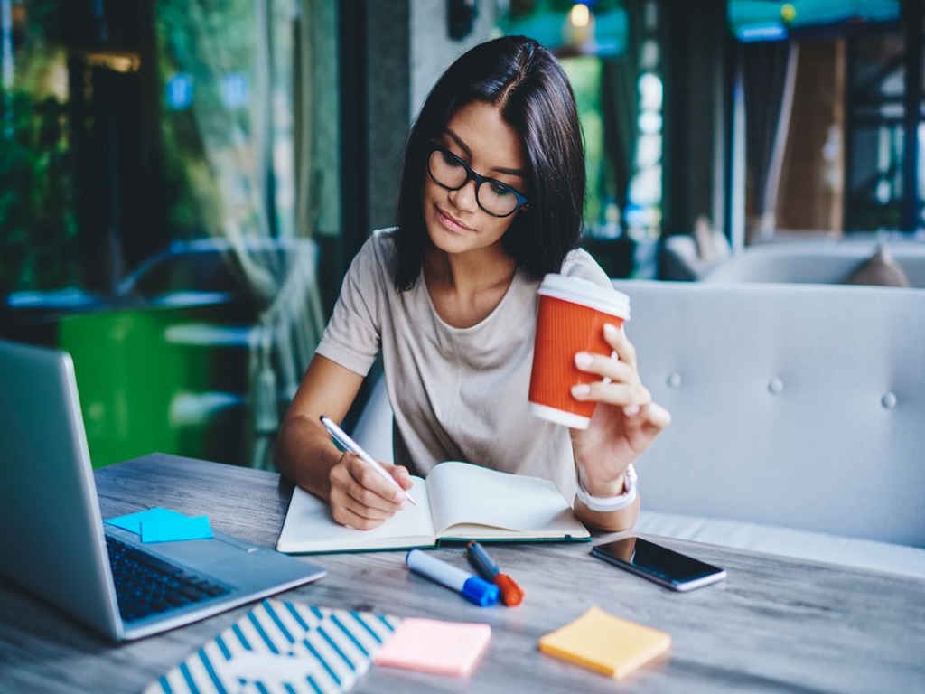 Kerja Sampingan vs Kerja Freelance: Mana yang Paling Cuan?