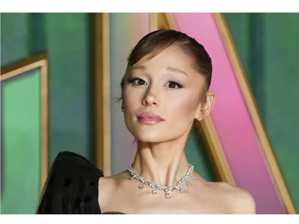 Penyanyi Ariana Grande Mundur dari Panggung Publik